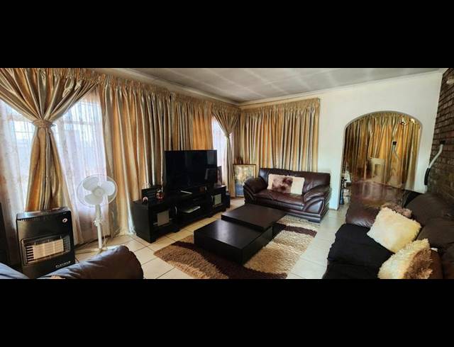 3 BEDROOM HOUSE FOR SALE IN DAWN PARK